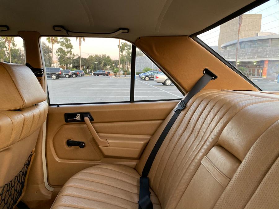 Интерьер Mercedes-Benz 190 D (W124) 1984 года  (NA) (фото 129 из 240)